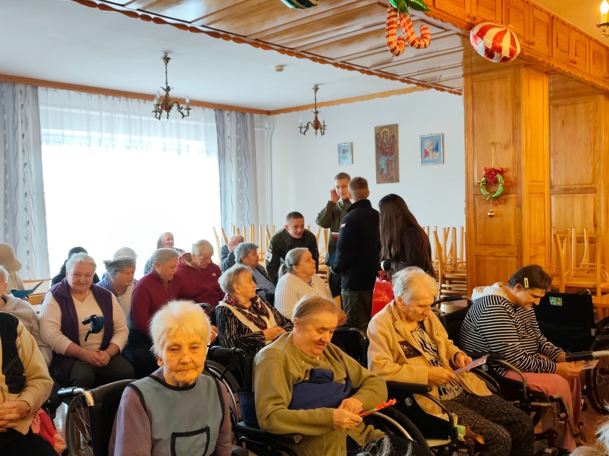 Wizyta uczniów Staszicówki w Domu Pomocy Społecznej w Kurozwękach