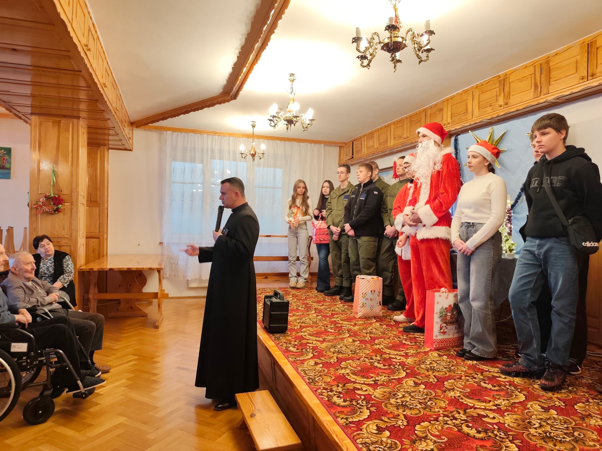 Wizyta uczniów Staszicówki w Domu Pomocy Społecznej w Kurozwękach