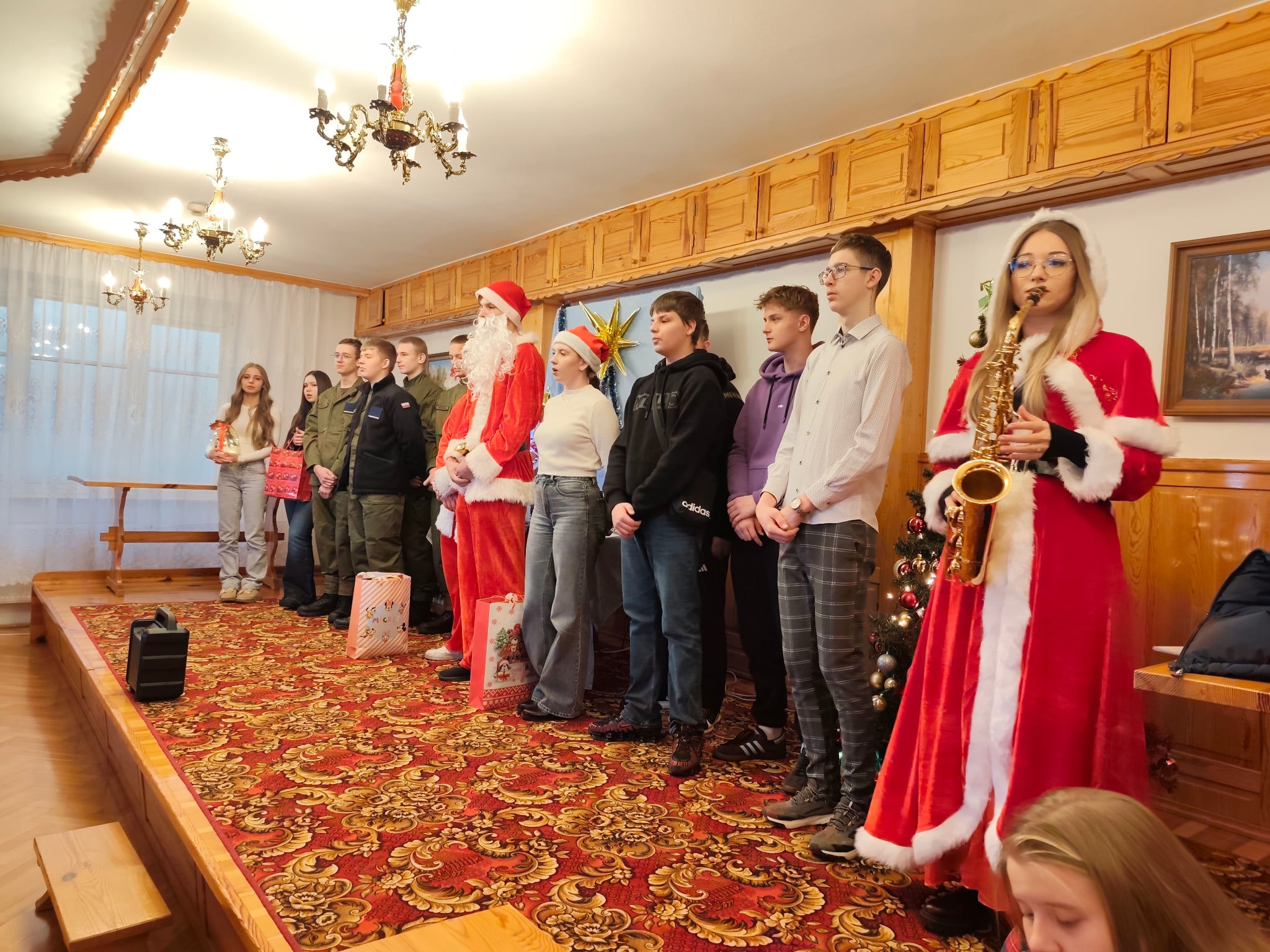 1Wizyta uczniów Staszicówki w Domu Pomocy Społecznej w Kurozwękach000031436