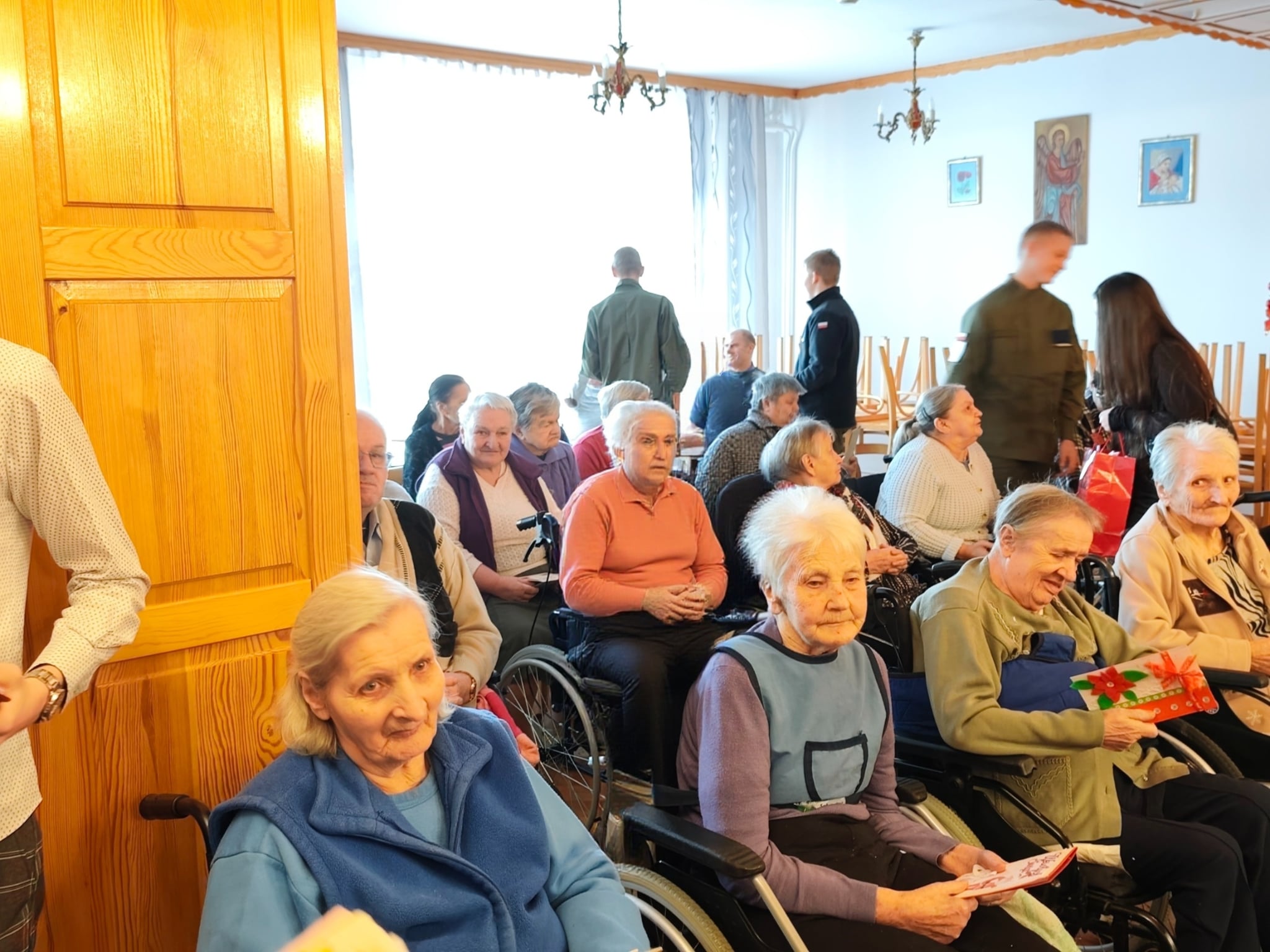 Wizyta uczniów Staszicówki w Domu Pomocy Społecznej w Kurozwękach