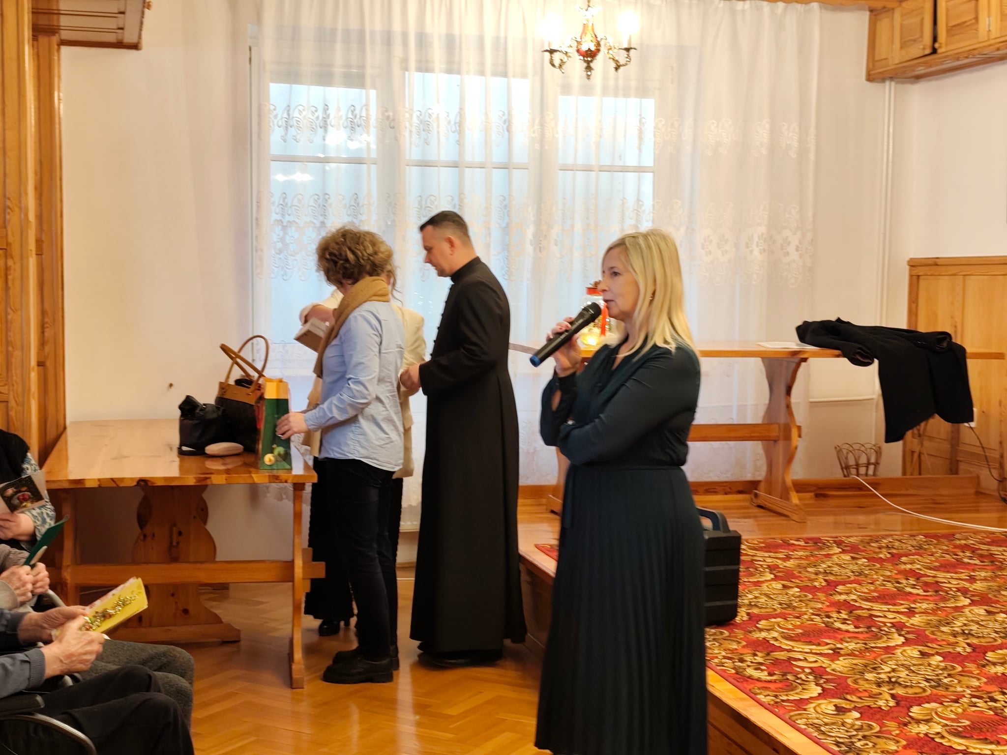 Wizyta uczniów Staszicówki w Domu Pomocy Społecznej w Kurozwękach