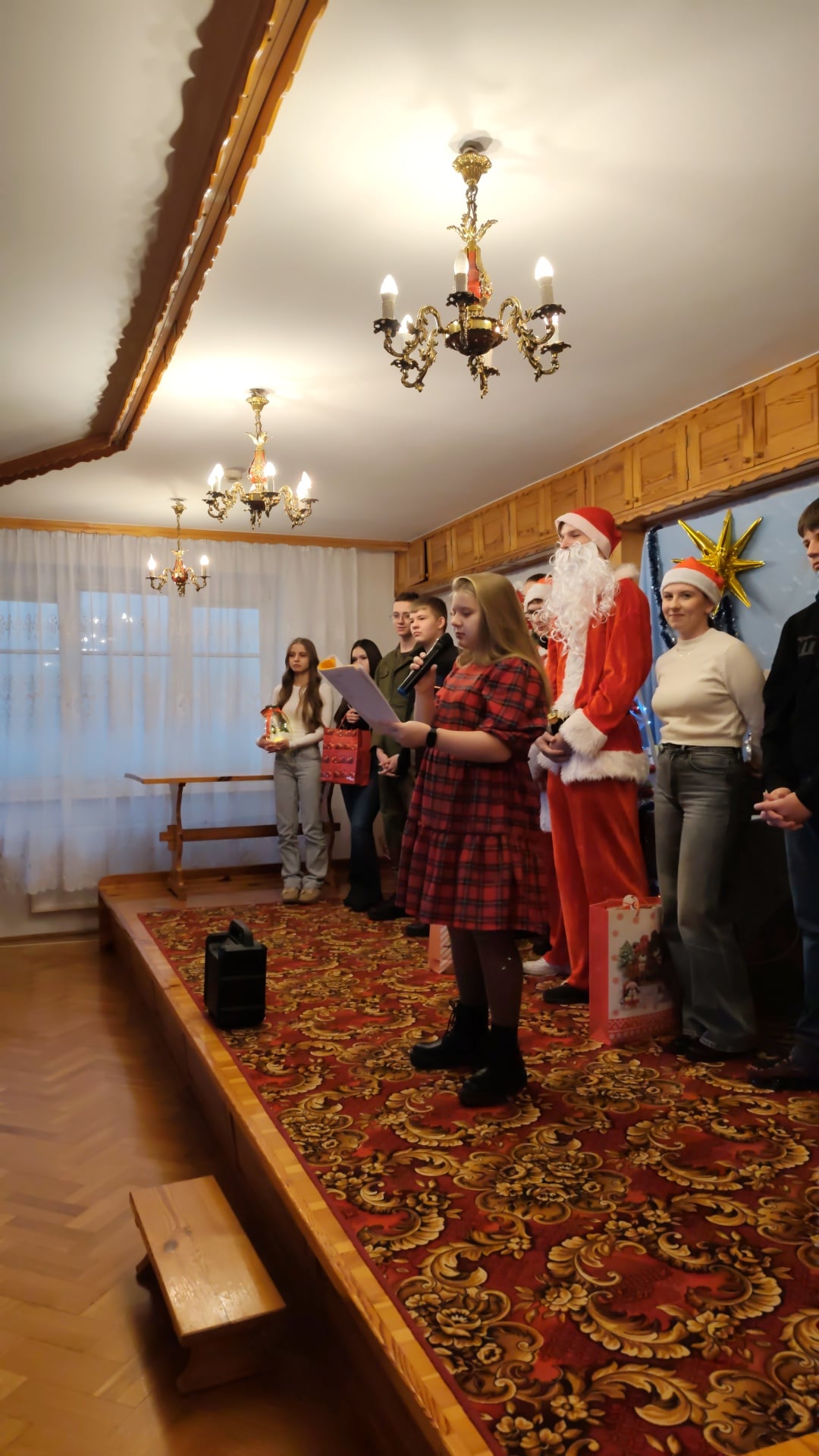 Wizyta uczniów Staszicówki w Domu Pomocy Społecznej w Kurozwękach