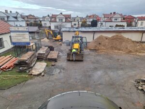 Koparka na placu budowy BCU