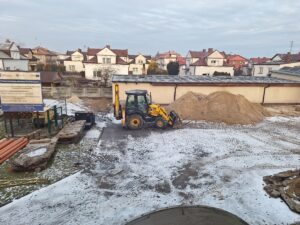 Plac budowy BCU, na placu maszyny budowlane pracownicy wykonujące prace ziemne