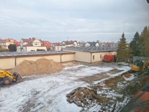 Plac budowy BCU, na placu maszyny budowlane pracownicy wykonujące prace ziemne