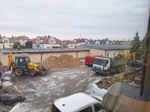 Plac budowy BCU, na placu maszyny budowlane pracownicy wykonujące prace ziemne