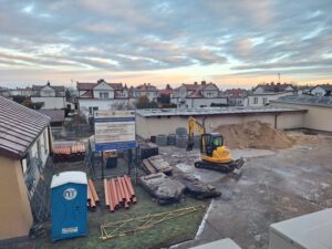 Plac budowy BCU, na placu maszyny budowlane pracownicy wykonujące prace ziemne