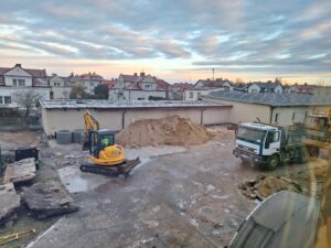 Plac budowy BCU, na placu maszyny budowlane pracownicy wykonujące prace ziemne