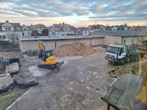 Plac budowy BCU, na placu maszyny budowlane pracownicy wykonujące prace ziemne