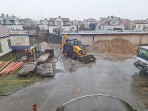 Plac budowy BCU, na placu maszyny budowlane pracownicy wykonujące prace ziemne