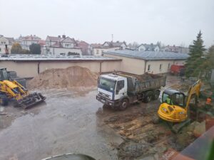 Plac budowy BCU, na placu maszyny budowlane pracownicy wykonujące prace ziemne