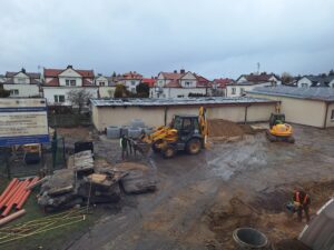 Plac budowy BCU, na placu maszyny budowlane pracownicy wykonujące prace ziemne
