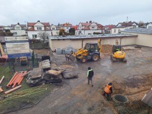 Plac budowy BCU, na placu maszyny budowlane pracownicy wykonujące prace ziemne