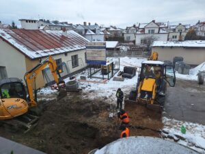 Plac budowy BCU, na placu maszyny budowlane pracownicy wykonujące prace ziemne