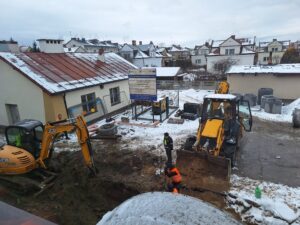 Plac budowy BCU, na placu maszyny budowlane pracownicy wykonujące prace ziemne