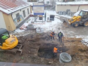 Plac budowy BCU, na placu maszyny budowlane pracownicy wykonujące prace ziemne