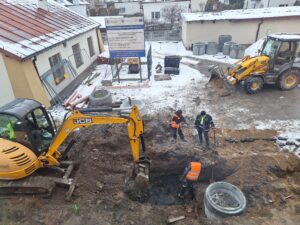 Plac budowy BCU, na placu maszyny budowlane pracownicy wykonujące prace ziemne