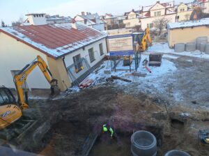 Plac budowy BCU, na placu maszyny budowlane pracownicy wykonujące prace ziemne