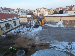 Plac budowy BCU, na placu maszyny budowlane pracownicy wykonujące prace ziemne