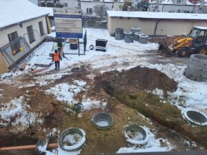 Plac budowy BCU, na placu maszyny budowlane pracownicy wykonujące prace ziemne