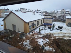 Plac budowy BCU, na placu maszyny budowlane pracownicy wykonujące prace ziemne