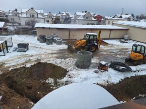Plac budowy BCU, na placu maszyny budowlane pracownicy wykonujące prace ziemne