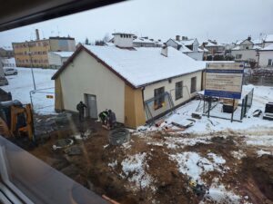 Plac budowy BCU, na placu maszyny budowlane pracownicy wykonujące prace ziemne