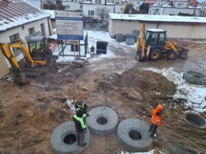 Plac budowy BCU, na placu maszyny budowlane pracownicy wykonujące prace ziemne