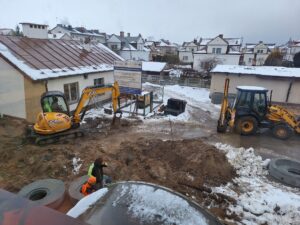 Plac budowy BCU, na placu maszyny budowlane pracownicy wykonujące prace ziemne