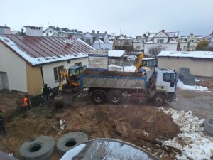 Plac budowy BCU, na placu maszyny budowlane pracownicy wykonujące prace ziemne