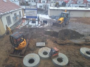Plac budowy BCU, na placu maszyny budowlane pracownicy wykonujące prace ziemne