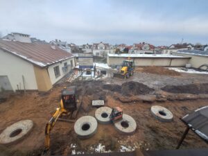 Plac budowy BCU, na placu maszyny budowlane pracownicy wykonujące prace ziemne