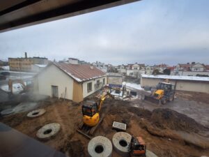 Plac budowy BCU, na placu maszyny budowlane pracownicy wykonujące prace ziemne