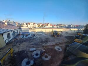 Plac budowy BCU, na placu maszyny budowlane pracownicy wykonujące prace ziemne