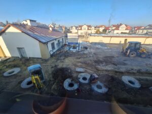 Plac budowy BCU, na placu maszyny budowlane pracownicy wykonujące prace ziemne