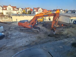 Plac budowy BCU, na placu maszyny budowlane pracownicy wykonujące prace ziemne