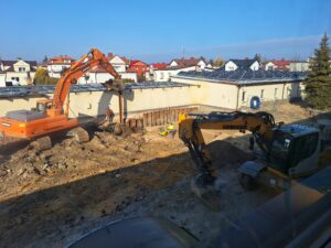 Plac budowy BCU, na placu maszyny budowlane pracownicy wykonujące prace ziemne