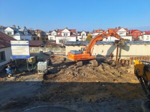 Plac budowy BCU, na placu maszyny budowlane pracownicy wykonujące prace ziemne