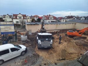 Plac budowy BCU, na placu maszyny budowlane pracownicy wykonujące prace ziemne