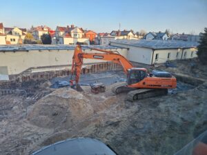 Plac budowy BCU, na placu maszyny budowlane pracownicy wykonujące prace ziemne