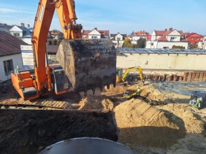 Plac budowy BCU, na placu maszyny budowlane pracownicy wykonujące prace ziemne