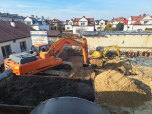 Plac budowy BCU, na placu maszyny budowlane pracownicy wykonujące prace ziemne