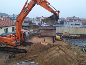 Plac budowy BCU, na placu maszyny budowlane pracownicy wykonujące prace ziemne