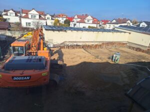 Plac budowy BCU, na placu maszyny budowlane pracownicy wykonujące prace ziemne