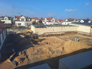 Plac budowy BCU, na placu maszyny budowlane pracownicy wykonujące prace ziemne