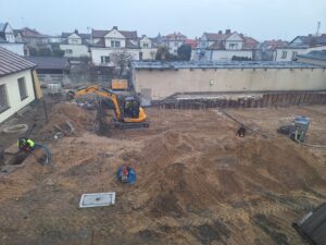 Plac budowy BCU, na placu maszyny budowlane pracownicy wykonujące prace ziemne