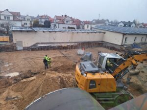 Plac budowy BCU, na placu maszyny budowlane pracownicy wykonujące prace ziemne