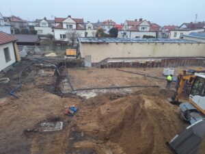 Plac budowy BCU, na placu maszyny budowlane pracownicy wykonujące prace ziemne