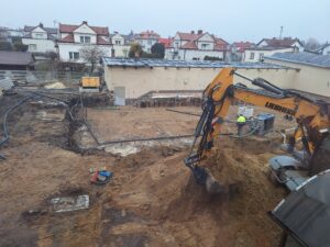 Plac budowy BCU, na placu maszyny budowlane pracownicy wykonujące prace ziemne