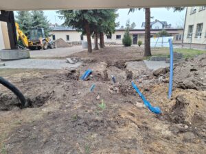 Plac budowy BCU, na placu maszyny budowlane pracownicy wykonujące prace ziemne